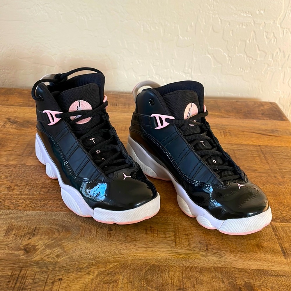 LIKE NEW Kid's Jordan 6 Rings "Black Arctic Punch” patent leather pink accents,